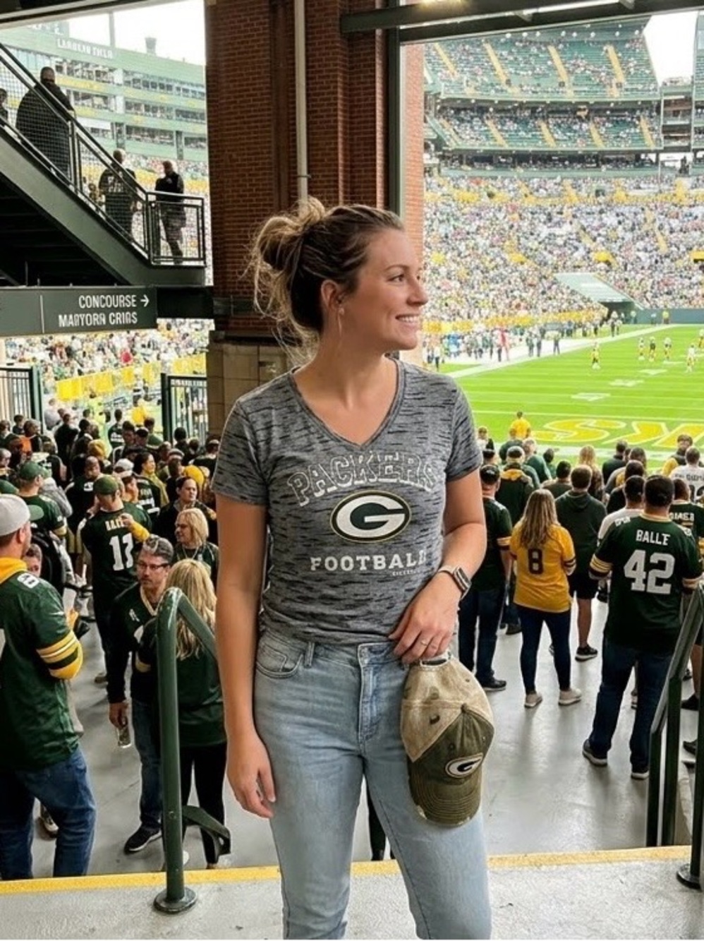 🏈NFL Team Apparel Women’s Green Bay Distressed V-Neck T-Shirt Size XL